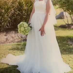 David's Bridal Cream Sleeveless Scoop Neck Wedding Gown AND veil